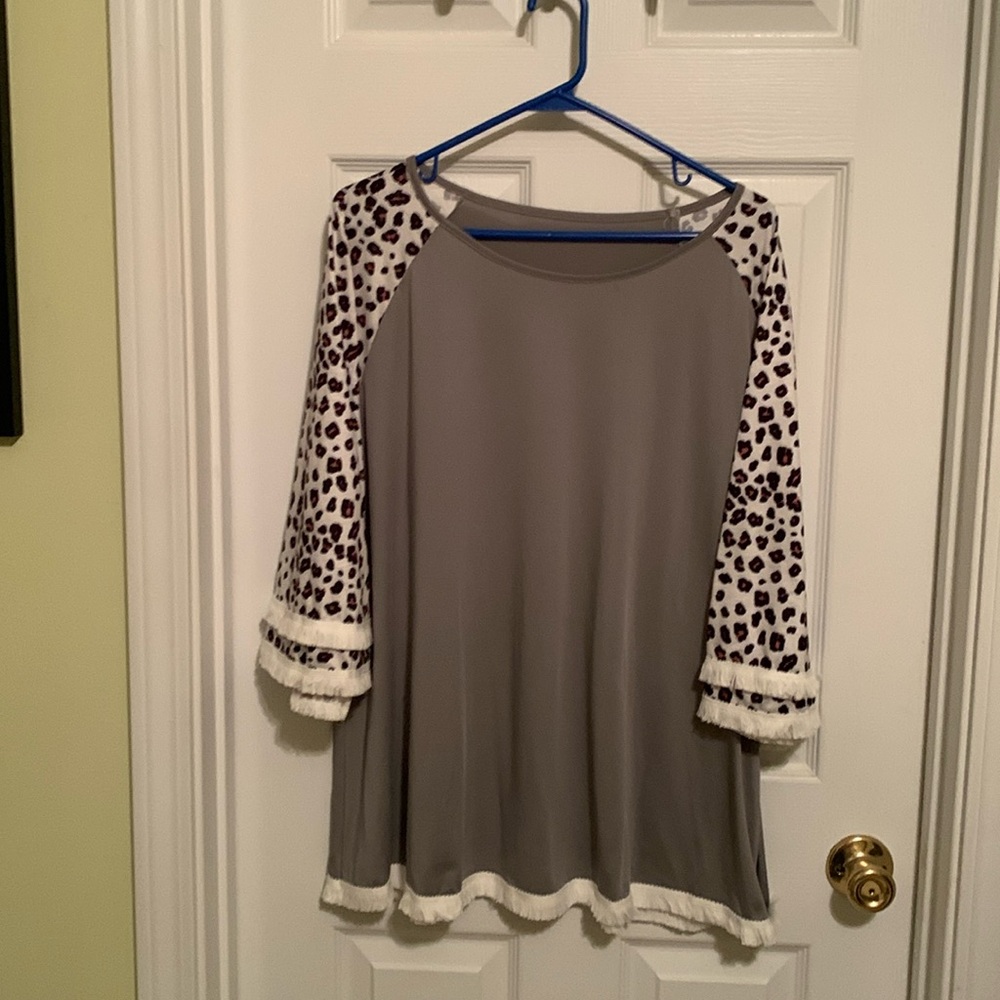Gray and cream leopard shirt, size 2X ￼
